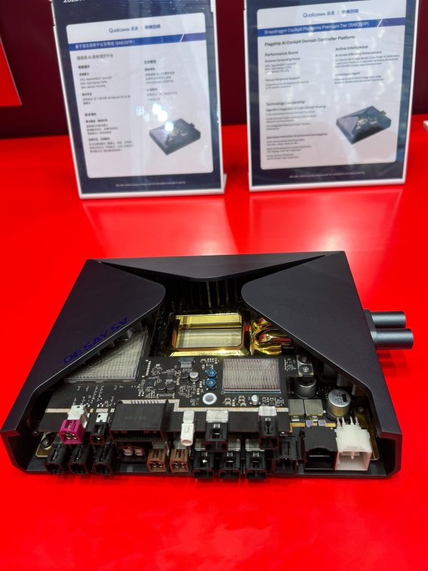 股票配资官网首页 “舱驾一体”加速上车！算力共享与成本博弈下，融合难题仍待解